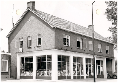147214 Kruidenier Van Hoof, Oude Provincialeweg Nr. 53, ca. 1975