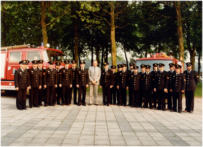 147450 Groepsfoto brandweercorps met in het midden burgemeester Wouters van gem. Hoogeloon, 1987