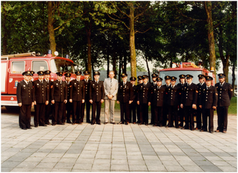 147450 Groepsfoto brandweercorps met in het midden burgemeester Wouters van gem. Hoogeloon, 1987