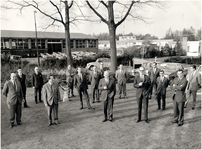 147536 Groepsfoto van ondernemers bij Bellfires I aan de Loonseweg te Hapert Hebben een aantal industrieëlen plaats ...