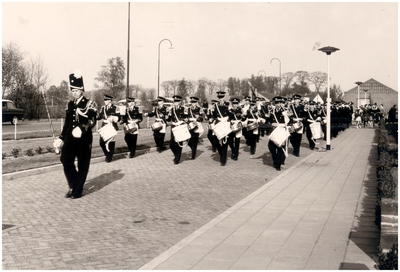 147562 Fanfares - Kunst Adelt in Hapert, Parallelweg voor de eerste maal gestoken in hun prachtige uniformen ( 1960 ), 1960