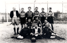 147606 Elftal senioren van voetbalclub Hoogeloon. Zittend : H. Mollen, K. Corstiaan, K. de Laat. Hurkend : Janns ...