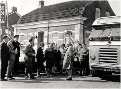 147611 Autobusdiensten. Buslijn Hoogeloon - Eindhoven vv. Eerste BBA - autobusdienst aan het Valensplein te Hoogeloon. ...