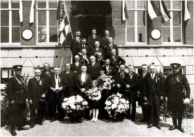147681 Groepsfoto vanwege het 25-jarig ambtsjubileum van burgemeester Panken, met de leden van het gemeentebestuur, in ...