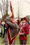 147849 Carnaval. Wedstrijden koniningsschieten, Zaterdag 25 april 1981. Burgemeester Wouters lost onder het toeziend ...