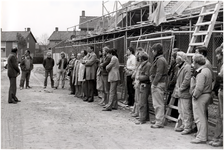 147862 Hoogste punt nieubouw. De vlag in top bij woning, Pastoriepad, 27-04-1982