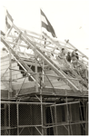 147863 Hoogste punt nieubouw. De vlag in top bij woning, Pastoriepad, 27-04-1982