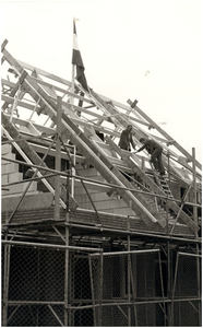 147864 Hoogste punt nieubouw. De vlag in top bij woning, Pastoriepad, 27-04-1982