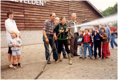 147867 Kindermiddag, verzorgd door de brandweer van Hoogeloon, 29-06-1983