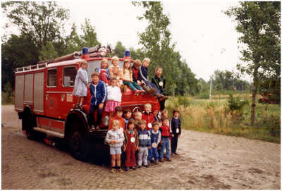 147868 Kindermiddag, verzorgd door de brandweer van Hoogeloon, 29-06-1983