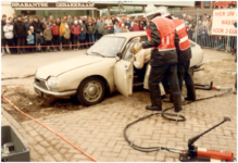 147885 Demonstraties van het redden van eventuele slachtoffers die bekneld zitten bij een auto-ongeval. Demonstraties b ...