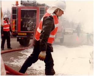 147892 Demonstraties brandweer te Hapert. Hulp bij het redden van eventuele slachtoffers die bekneld zitten vanweg een ...