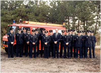 147898 Groepsfoto leden brandweer, genomen t.g.v. commandooverdracht in 1986. Op de foto v.l.n.r. : G. Harks, C. ...