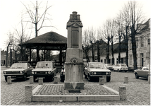 148046 Dorpspomp en kiosk, beschermd gebied Monumentenzorg aan Markt, 18-04-1983