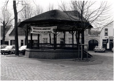 148047 Kiosk, beschermd gebied Monumentenzorg aan Markt, 18-04-1983