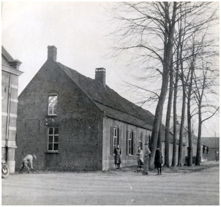 148186 Boerderij van Kees Olislagers die naast het gemeentehuis gelegen was, Jan Smuldersstraat, 1936