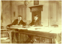 148337 Gemeentepersoneel. ca. De heren - links : Heerveld, rechts : Liebrechts, 07-08-1930