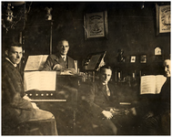 148342 Muziek. ca. Een klasiek kwartet tijdens een repetitie in de woning van Jan v.d. Biggelaar. W.l.n.r. ziet u : ...