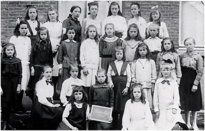 148825 Een klassenfoto van Huishoudschool / Naaischool, 1918