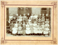 148960 Een klassenfoto van de RK-lagere school voor meisjes (Jan van Lieshoutstraat 5), 1908 - 1912