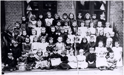 148961 Een klassenfoto van de RK-lagere school voor meisjes (Jan van Lieshoutstraat 5), 1903 - 1905
