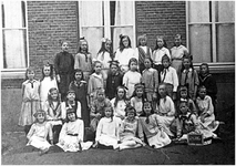 148962 Een klassenfoto van de RK-lagere school voor meisjes (Jan van Lieshoutstraat 5), 1909 - 1912