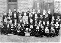 148973 Een klassenfoto: Klas 2 van de RK-lagere school St. Aloysius voor jongens (Ten Hagestraat 6), 1905 - 1906