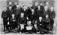 148974 Een klassenfoto van de RK-lagere school St. Aloysius voor jongens (Ten Hagestraat 6), 1906 - 1910