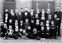 148975 Een klassenfoto van de RK-lagere school St. Aloysius voor jongens (Ten Hagestraat 6), 1906 - 1910