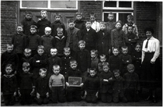 148981 Een klassenfoto van de RK-lagere school (Schoolstraat), 1918 - 1922