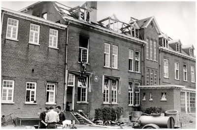 149424 Grote brand sanatorium De Zonnehoeve , Nieuwstraat. Opname van het gebouwecomplex, daags na de brand, die op de ...