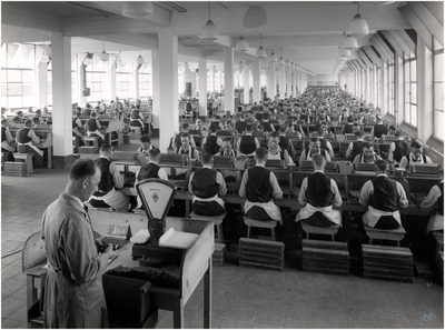 149454 Het interieur van Sigarenfabriek Willem II, Karel Mollenstraat-Zuid. Diverse werkzaamheden personeel, ca. 1960