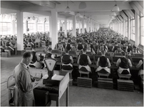 149454 Het interieur van Sigarenfabriek Willem II, Karel Mollenstraat-Zuid. Diverse werkzaamheden personeel, ca. 1960