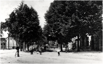 149457 Poserende mensen op de Kromstraat, ca. 1920