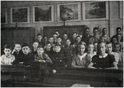 149946 Groepsfoto openbare school De Krabbedam . Op de foto : Joke Noomen-de - zit vooraan rechts, Harry de Grijze - ...