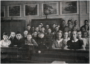 149946 Groepsfoto openbare school De Krabbedam . Op de foto : Joke Noomen-de - zit vooraan rechts, Harry de Grijze - ...