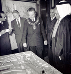 149965 Bezoek prins Feisal van Saoedi-Arabië - ontvangst in het gemeentehuis door burgemeester van Rooy, 07-12-1958