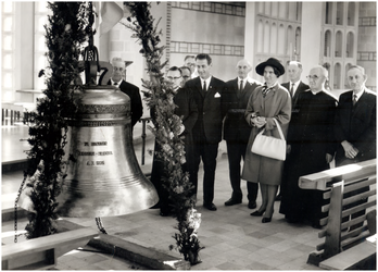 149983 Plaatsing nieuwe klokken St. Martinuskerk in Luyksgestel. In de oorlog 1940 - 1945 werden ook de niet erg oude ...