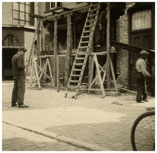 188038 Serie van twee foto's van de verbouw van een winkel, 06-1938