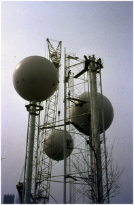 188085 Serie van 5 foto's van het plaatsen van het derde waterreservoir op de watertoren, 1972