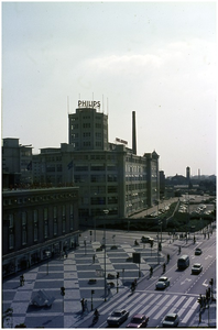 188101 Panorama van het 18 Septemberplein met links vooraan meubelwinkel Lodewijks en daarachter de Philips Lichttoren, 1972