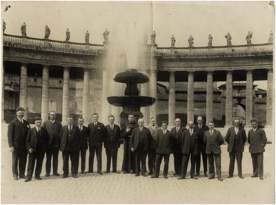 188116 Groepsportret van de Katholieke Arbeidersverenging Eindhoven op reis in Rome, 1945 - 1955