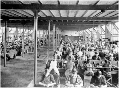 188121 Een onderdeel van het productieproces van N.V. Sigarettenfabriek: het rollen van sigaren, 1900 - 1910