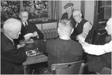 188152 Kaart spelende mannen in het Philips' Ontspanningscantrum (POC), Mathildelaan 81, 1935 - 1938