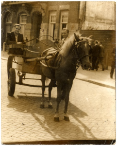 188164 Paard en wagen waarop Harry Kuijpers en Jan Gijsbers, z.j.