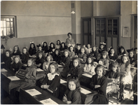 188214 Klassenfoto van de meisjes Heilige Hartschool met juffrouw Johanna Vroonhoven, 1925 - 1930