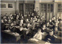 188215 Klassenfoto van de jongens Heilige Hartschool met juffrouw Johanna Vroonhoven, 1925 - 1930