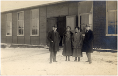 188219 Portretfoto van de docenten van de Heilige Hartschool voor de noodlokalen: schoolhoofd Verhoeven, Fien Janssen, ...