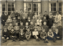 188221 Klassenfoto van de jongens Heilige Hartschool met schoolhoofd Verhoeven en Johanna Vroonhoven, 1930 - 1935