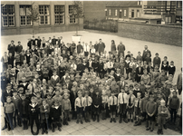 188222 Schoolfoto van de jongens Heilige Hartschool met rechts schoolhoofd Verhoeven, 1931